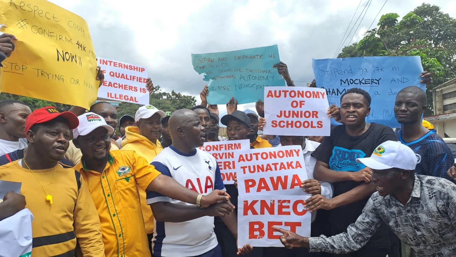 MPs push for distinct career structure for junior school teachers